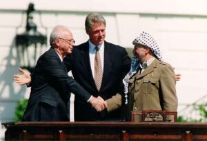 Yitzhak Rabin og Yasser Arafat undertegnet avtalen med president Bill Clinton som vitne i Washington 13. september 1993. (Foto: Vince Musi, Det hvite hus)