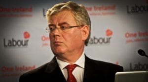 Irlands utenriksminister Eamon Gilmore er pådriver i den irske regjeringen for et nytt lovforslag i EU om å ulovliggjøre "bosetningsvarer". (Foto: William Murphy)