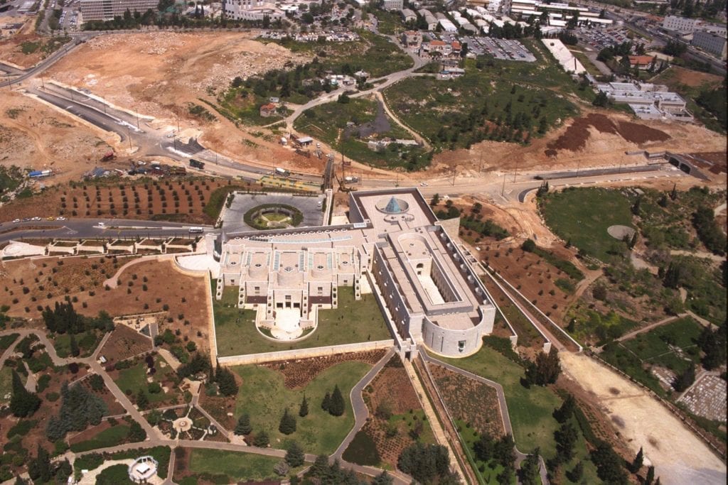 Oversiktsbilde over høyesterettsbygningen i Jerusalem. (Illustrasjon: GPO)