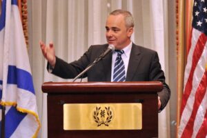 Israels finansminister Yuval Steinitz overførte før helgen nesten 300 millioner kroner til de palestinske myndighetene. (Foto: GPO)