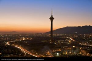Natt i Irans hovedstad Teheran (bildet) og natt over Irans nasjonale økonomi for øyeblikket. (Foto: Sam Anvari)