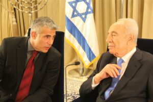 Finansminister Yair Lapid (f.v.) og president Shimon Peres. (Foto: Yair Lapid, Facebook.com)