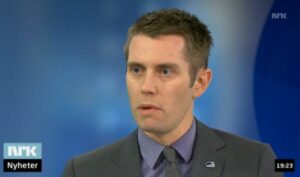 Stortingsrepresentant Peter S. Gitmark mener Norge gir "en indirekte form" for finansiering av terror, siden norsk budsjettstøtte til palestinske selvstyremyndigheter blir brukt til å gi skalert lønn etter hvor lang straff palestinske sikkerhetsfanger er dømt til i israelske fengsler. (Skjermdump fra NRK Dagsrevyen 28. februar 2013)