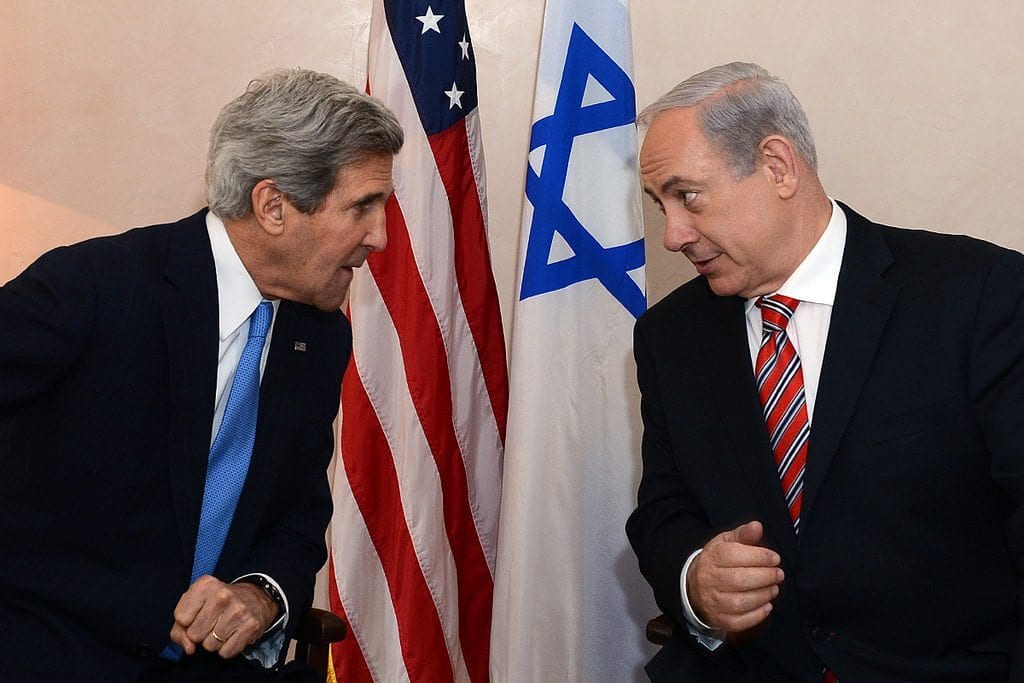 USAs utenriksminister John Kerry (f.v.) og Israels statsminister Benjamin Netanyahu den 9. april, under førstnevntes statsbesøk i Israel. (Foto: Den amerikanske ambassaden i Tel Aviv)