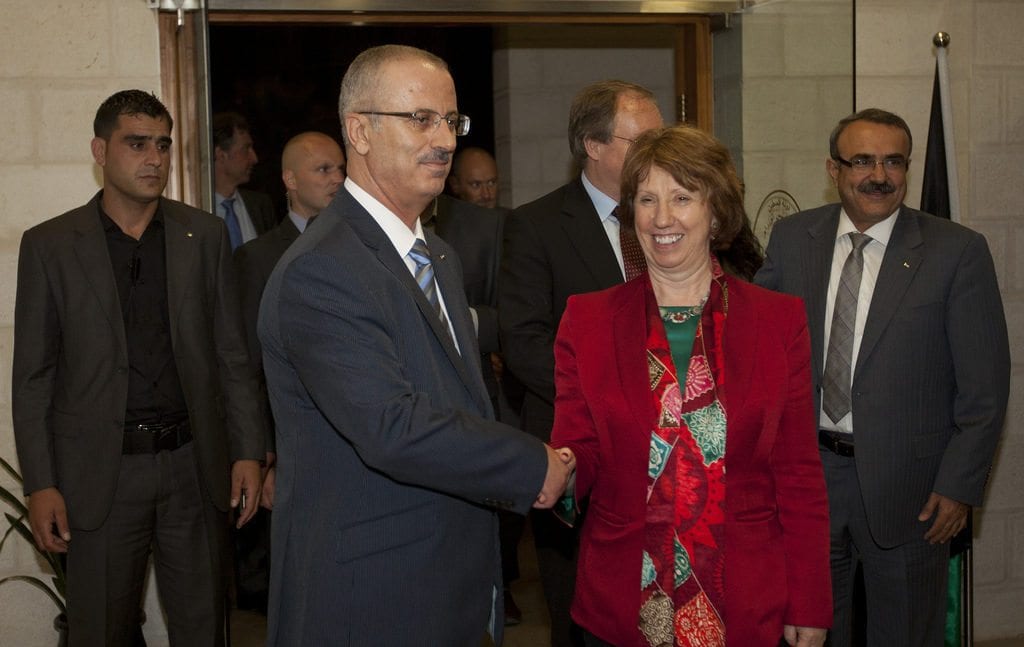 PAs avtroppede statsminister Rami Hamdallah (f.v.) og EUs utenriksminister Catherine Ashton. (Foto: EEAS, flickr.com)