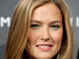 Den israelske supermodellen Bar Rafaeli er under kontrakt med kleskjeden FOX. (Illustrasjon: Picture Rafanyex)