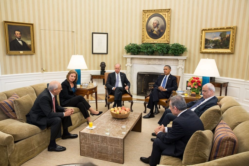 Den israelske og palestinske forhandlingsdelegasjonen, møtte president Barack Obama og visepresident Joe Biden i Det hvite hus tirsdag. (Foto: The White House, flickr.com)