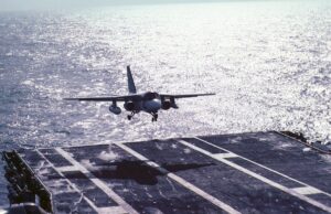 Anti-ubåt-flyet US-3A Viking lander ombord et amerikansk krigsskip. (Illustrasjon: Steve Swayne, flickr.com)