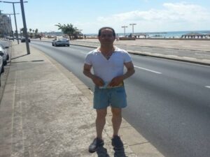 Spion Ali Mansouri spaserer rundt i Tel Aviv, i nærheten av den amerikanske ambassaden. (Foto: Shin Bet)