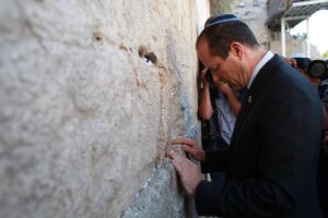 Jerusalems ordfører Nir Barkat var et av målene til terrorgruppen. (Foto: Nir Barkat - ניר ברקת, Facebook.com)