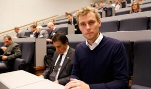 Ola Borten Moe (Sp) talte på Israel Energy Conference i Stavanger. I bakgrunnen Israels ambassadør Naim Araidi og andre konferansedeltakere. (Foto: Tor-Bjørn Nordgaard)