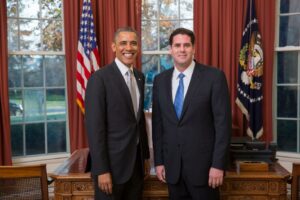 USAs president Barack Obama (f.v.) tok i mot Israels nye Washington-ambassadør Ron Dermer i Det hvite hus. (Foto: @AmbDermer, Twitter.com)