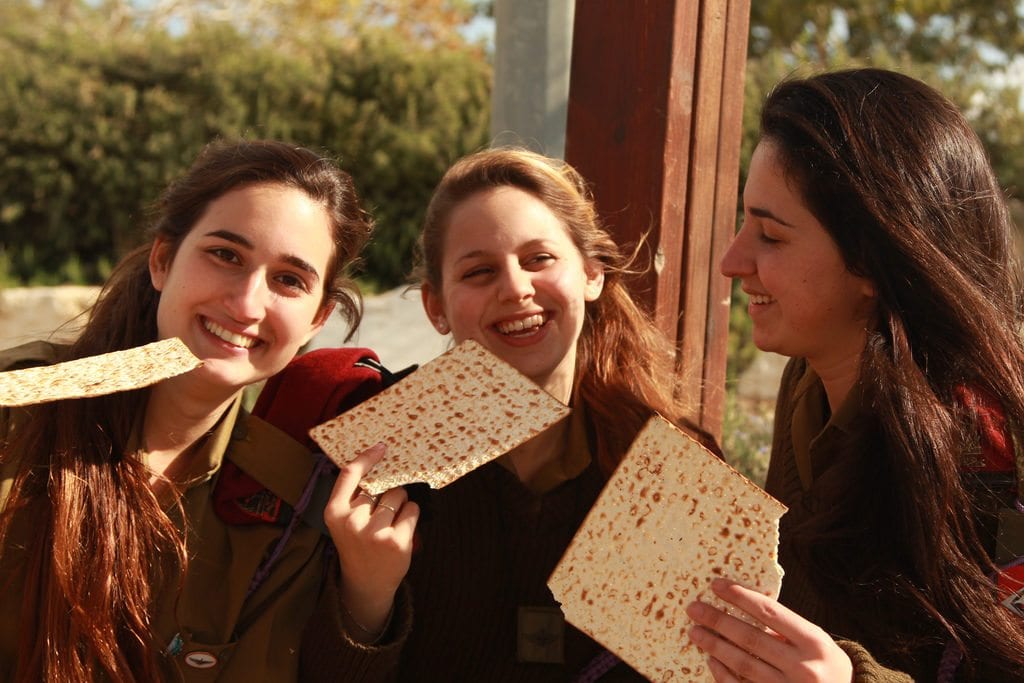 Tre kvinnelige israelske soldater spiser matza. (Illustrasjonsfoto: IDF)