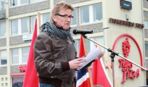 Senest 14. mai 2014 tok Mads Gilbert til orde for steinkasting og skadeverk under et foredrag i Bergen. OSSE har rådet norske myndigheter til å tilrettevise stemmer som demoniserer Israel. Utdanningsdirektoratet ga i stedet Gilbert en mikrofon til å nå 50.000 norske avgangselever. (Foto: Bernt Sønvisen, flickr.com)