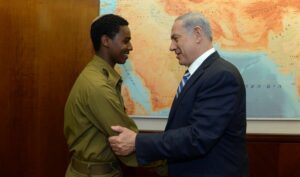 Benjamin Netanyahu og den etiopisk-israelske soldaten Damas Pakada møttes mandag 4. mai. (Foto: GPO)