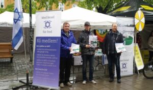 Tre glade karer på stand (Foto: Geir Knutsen)