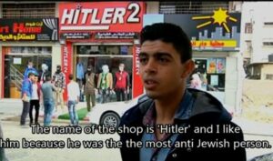 Klesbutikken Hitler 2 ligger i Gaza by. (Foto: Skjermdump fra video på jpost.com)