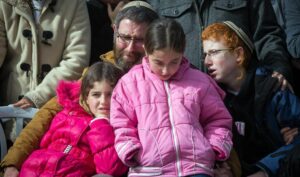 Seksbarnsmoren Dafna Meir ble drept ved inngangen til sin egen bolig. Her er mannen og tre av barna under begravelsen. (Foto: Yonatan Sindel, Flash90)