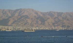 Den jordanske byen Akaba sett fra Eilat i Israel. (Illustrasjonsfoto: Chris Yunker, Wikimedia Commons)