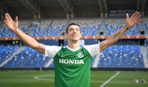 Fitim Azemi synes det er uvirkelig at han nå skal spille fotball i Israel for Maccabi Haifa. (Foto: Maccabi Haifa)