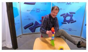 Conrad Myrland forklarer MIFFs budsjett med Duplo-klosser.