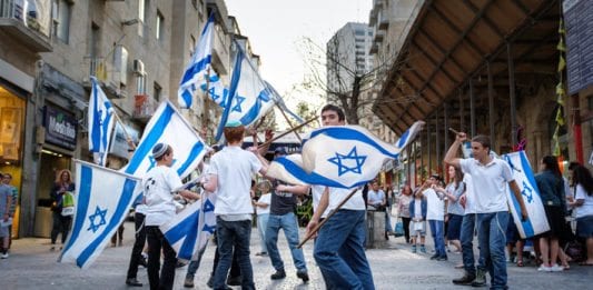 Unge gutter svinger israelske flagg i Jerusalem. (Illustrasjonsfoto: Kristoffer Trolle, flickr)