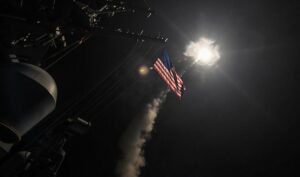 En Tomahawk-missil fra det amerikanske fartøyet USS Porter er på vei mot en flybase i Syria. (Foto: Ford Williams/Flickr)