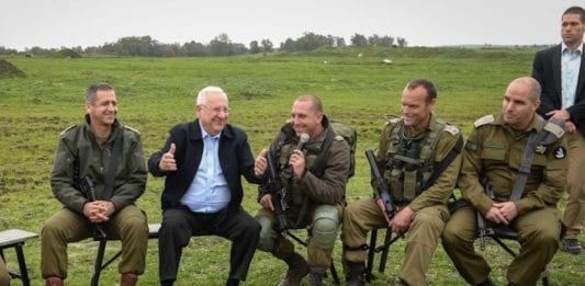Israels president Reuven Rivlin besøkte soldater på Golanhøyden tidligere i år. (Foto: Mark Neyman/GPO)