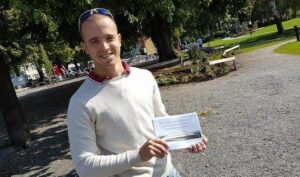 Daniel Bright i MIFF Hamar med flyeren som rettet opp mye av den falske informasjonen til Palestinakomiteen og Ship to Gaza. (Foto: Stian Wangelsten)