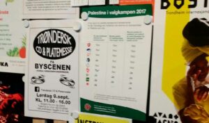 Denne plakaten hang i Trondheim bibliotek da lokalene ble brukt til forhåndsstemming fredag 8. september 2017. (Foto: Rebekka Herberger Rødner)