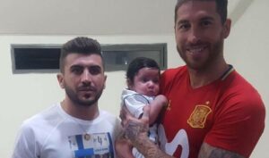 Den spanske fotballstjernen Sergio Ramos møtte lille Ramos, som mistet faren sin i et terrorangrep i sommer. Til venstre hans onkel Hosam Sitawe. (Foto: Privat)