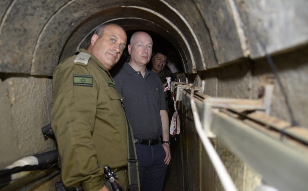 Jason Greenblatt (i midten) besøkte nylig en av Hamas' terrortunneler. De koster store ressurser å bygge. (Foto: COGAT)