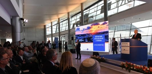 Benjamin Netanyahu taler på åpningen av den nye fløyen på Ben Gurion-flyplass torsdag 15. februar. (Foto: GPO/Flickr)