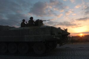 En av de siste israelske tanksene forlater Gazastripen i september 2005. (Foto: Det israelske forsvaret)