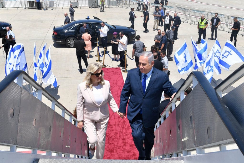 Benjamin Netanyahu og kona Sara på vei inn i flyet som skal frakte dem til Russland. (Foto: Kobi Gideon/GPO)