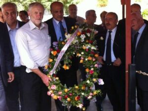 Jeremy Corbyn legger ned en krans ved et minnested for palestinske terrorister. (Foto: Palestinas ambassade i Tunisia)