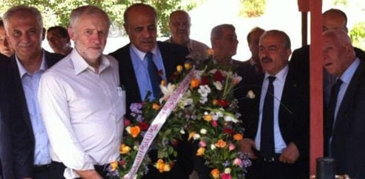 Jeremy Corbyn legger ned en krans ved et minnested for palestinske terrorister. (Foto: Palestinas ambassade i Tunisia)