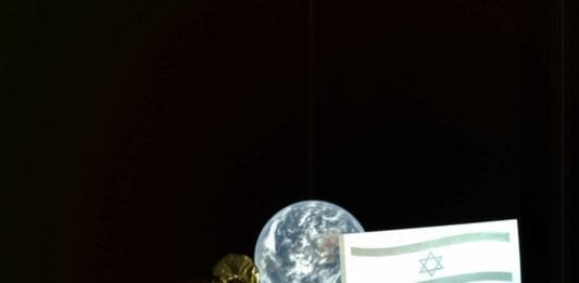 Månefartøyet sendte denne selfien med jorden. På plakaten står det Am Yisrael Chai, det jødiske folket lever. (Foto: SpaceIL)