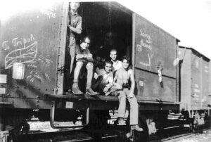 Jødiske Holocaust-overleverer returnerer til Libya fra konsentrasjonsleiren Bergen-Belsen. (Foto: Yad Vashem/ Wikipedia Commons)