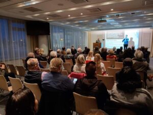 Conrad Myrland taler på det første MIFF-møtet på Island 27. mars. (Foto: Kjetil Ravn Hansen, MIFF)